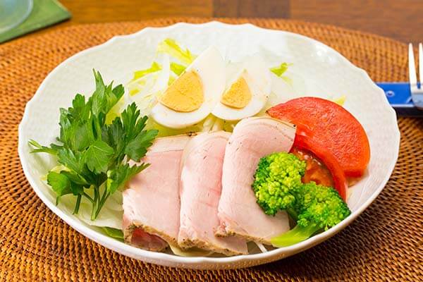 自家製ロースハムのサラダ