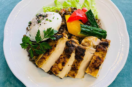 レンズ豆とオリエンタルチキン、ポーチドエッグのサラダ仕立て